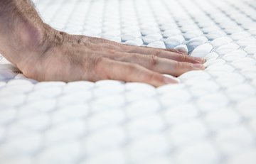 Врач Банный перечислил 4 опасные причины синдрома беспокойных ног