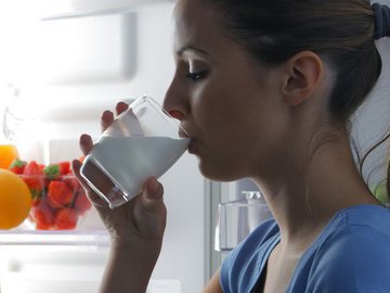 Лучшее время для питья молока: утром или вечером