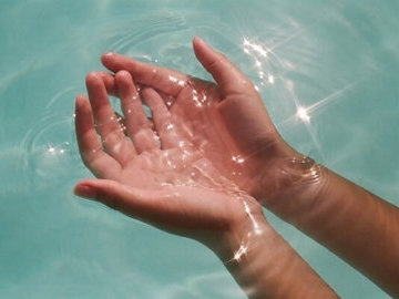 Почему кожа на пальцах морщится от воды?